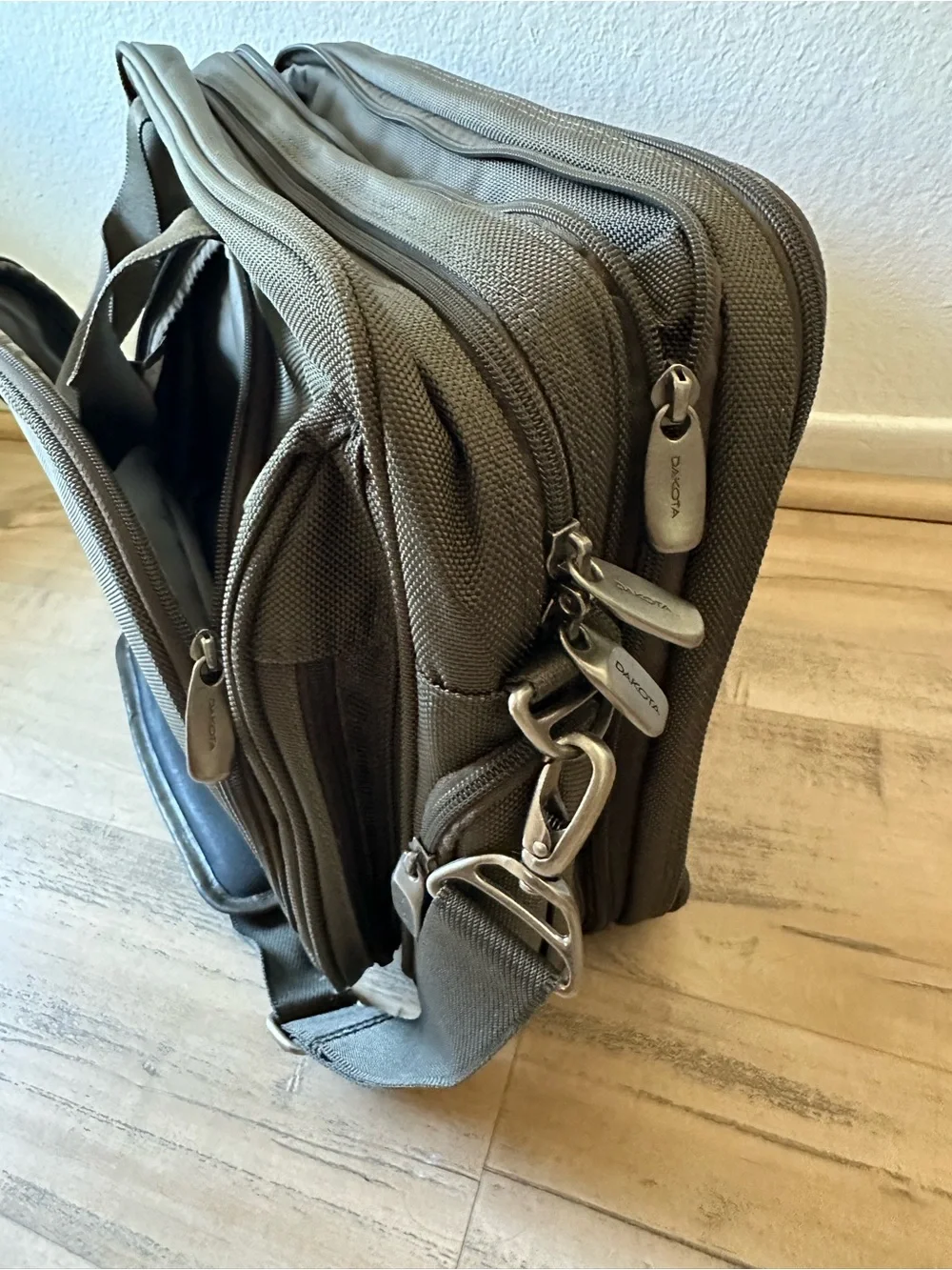 Dakota Expandable Cabin Bag Business Briefcase Laptop Shoulder Bag Luggage Olive
